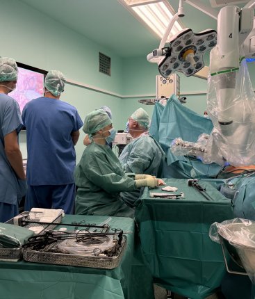Nemocnice už rok provádí náročné operace pomocí robota Da Vinci