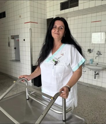 Řeže těla i vytahuje orgány. „Já tu práci miluju,“ říká sanitářka z pitevny