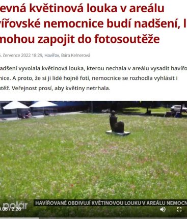 Barevná květinová louka v areálu havířovské nemocnice budí nadšení, lidé se mohou zapojit do fotosoutěže