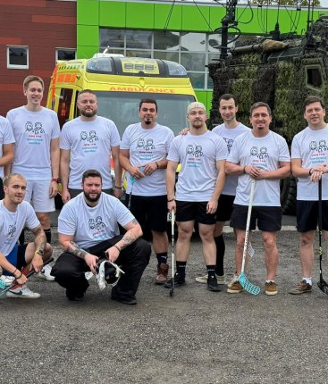 Florbal pro dobrou věc: Vojáci, policisté a hasiči sportovali pro pacienty havířovské nemocnice